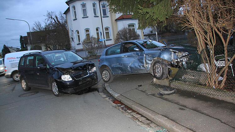 Frontal prallte der VW Touran (links) auf den Kleinwagen eines 18-Jährigen, der aus der Unteren Gartenstraße in die vorfahrtsberechtigte Bahnhofstraße hatte einfahren wollen. Foto: Matthias Einwag