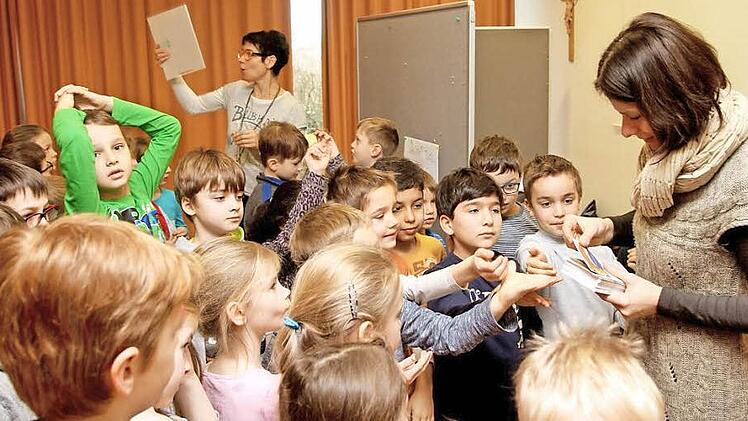Das Autorenduo "Ringelhoff und Bollermann" , Barbara Bollerhof (links) und Petra Ringelmann, zog die Kinder in seinen Bann. Fotos: Günther Geiling