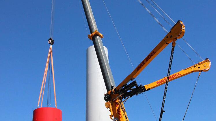 Der zig Tonnen schwere Betonring schwebt wie ein Spielzeug am Kranhaken ...  Foto: Friedwald Schedel