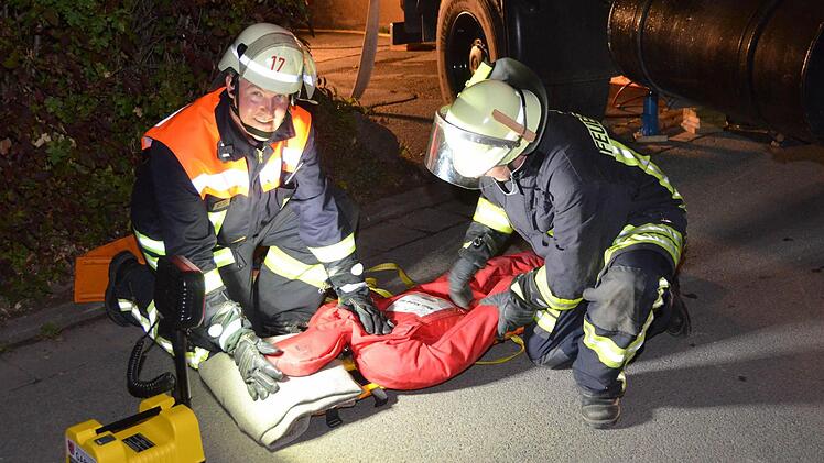 "Heinz ist tot" - der Übungspuppe ist nicht mehr zu helfen.  Foto: Peter Rauch