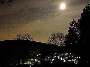 Das Ergebnis einer langen Nacht; Der Komet 41P/Tuttle-Giacobi-Kresák fliegt über Kaspauer. Foto: Jürgen Vierneusel