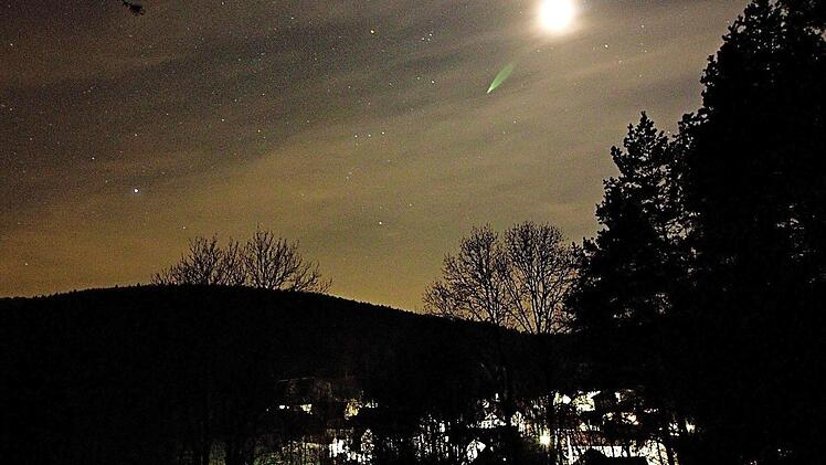 Das Ergebnis einer langen Nacht; Der Komet 41P/Tuttle-Giacobi-Kresák fliegt über Kaspauer. Foto: Jürgen Vierneusel