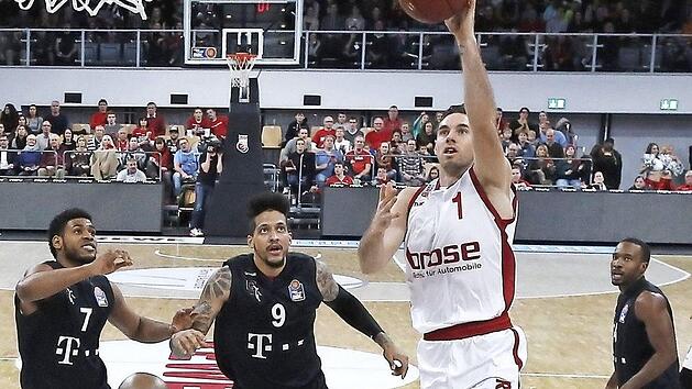 Freie Bahn zum Korb: Fabien Causeur (mit Ball) l&auml;sst mit Ryan Thompson, Julian Gamble und Josh Mayo (v. l.) gleich drei Bonner schlecht aussehen. Foto: Daniel L&ouml;b