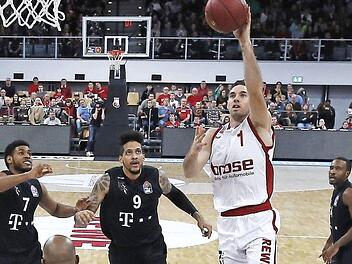Freie Bahn zum Korb: Fabien Causeur (mit Ball) lässt mit Ryan Thompson, Julian Gamble und Josh Mayo (v. l.) gleich drei Bonner schlecht aussehen. Foto: Daniel Löb