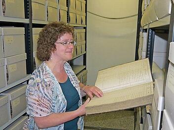 Sie kennt sich mit historischen Unterlagen aus: die Neustadter Heimatpflegerin Isolde Kalter, hier im Stadtarchiv beim Studium eines Flurbuches aus dem Jahr 1867. Foto: Berthold Köhler