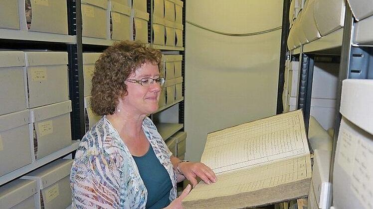 Sie kennt sich mit historischen Unterlagen aus: die Neustadter Heimatpflegerin Isolde Kalter, hier im Stadtarchiv beim Studium eines Flurbuches aus dem Jahr 1867. Foto: Berthold Köhler