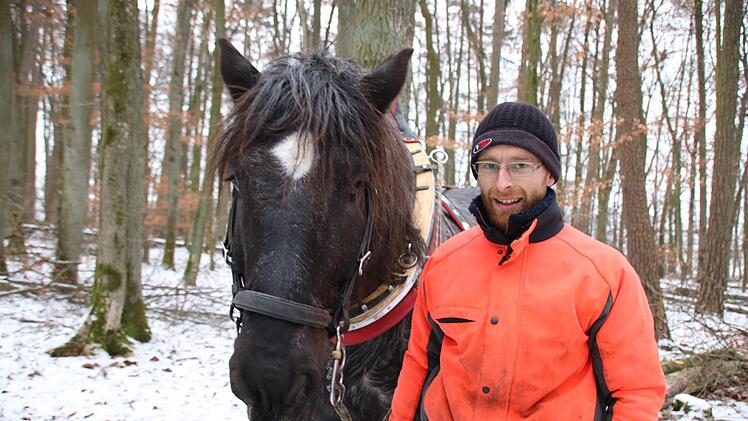 Tobias Dotter und sein Pferd bei der Arbeit im Wald.  Foto: Ralf Ruppert