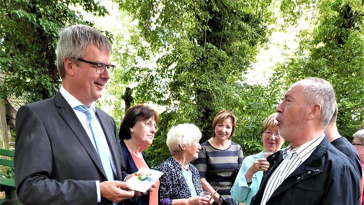 Nach dem Gottesdienst nutzten die Gemeindeglieder die Gelegenheit, sich persönlich von Pfarrer Jürgen Harder (links) zu verabschieden. Der frühere Dekanatskantor Ingo Hahn (rechts) tat dies mit einem Lied.Werner Reißaus