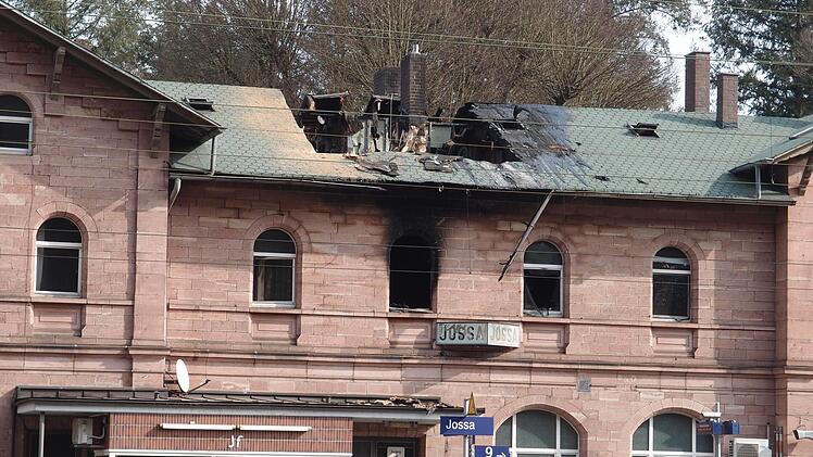 Der Bahnhof Jossa nach dem Brand von der Bahnsteigseite aus gesehen.  Foto: Brigitte Betz