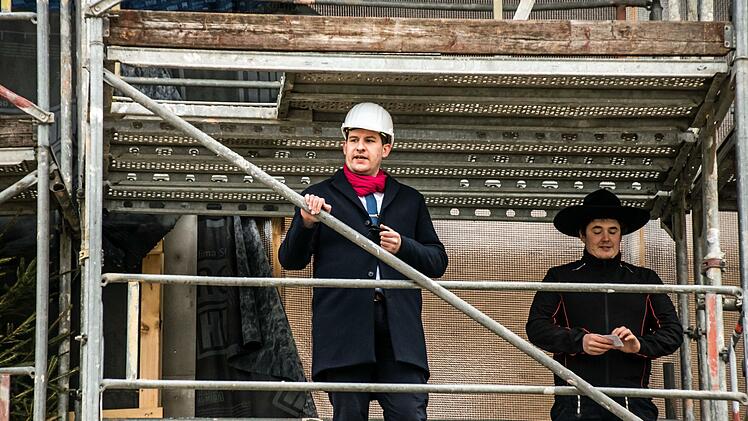OB Dominik Sauerteig (links) dankte den Planern und Handwerkern "für ihren tollen Einsatz". Den Richtspruch sprach Korbinian Böck. Foto:Jochen Berger