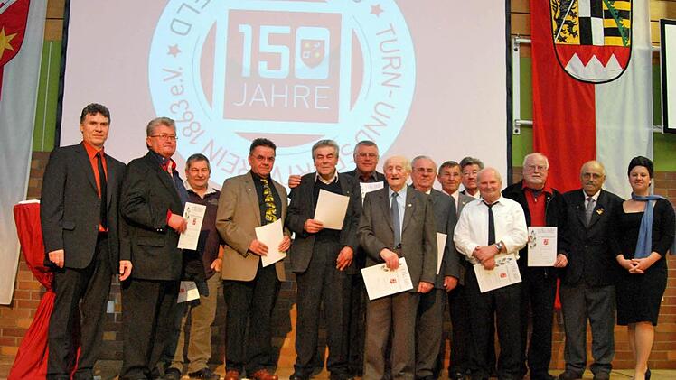 Zahlreiche Mitglieder wurden geehrt, von links Hans Firsching, Günther Weichlein, Otto Fröhlich, Winfried Körner, Xaver Kärtner, Hans Brehm, Hans Maier, Georg May, Michael May, Wilhelm Ott, Erwin Zahn, Georg Kräck, Heinz Hofmann und Alexandra Werner