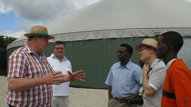 Albert Sebald und Gerhard Rößner, die beiden Geschäftsführer der Sankt Johannes Energie GmbH, erläutern Dekan Malaki Joel Pallangyo, Dekanatsmissionspfarrer Andreas Neeb und Lehrer Sarikioeli Kisali Sarakyikya (von links) die Biogasanlage vor den Toren Seßlachs.
