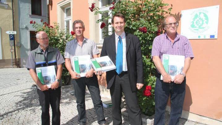 Der Managementplan Steinachtal mit Naturwaldreservat Kühberg ist fertig: Gebietsbetreuer Stefan Hanna-Bäkkerink und der Leiter des regionalen forstlichen Kartierteams, Klaus Stangl, überreichten die ersten Exemplare Bürgermeister Roland Wolfrum und Wolfgang Beetz vom Markt Presseck.