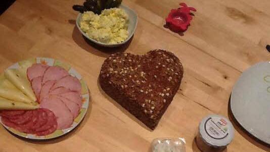 Liebe geht durch den Magen? Mit diesem Herzbrot ganz sicher! Foto: Karin Janker