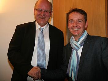 Glückwunsch zwischen Tür und Angel: Klaus Homann (links) von der CSU und Georg Kestler (rechts) von den Freien Wählern müssen in zwei Wochen in die Stichwahl. Foto: Werner Baier