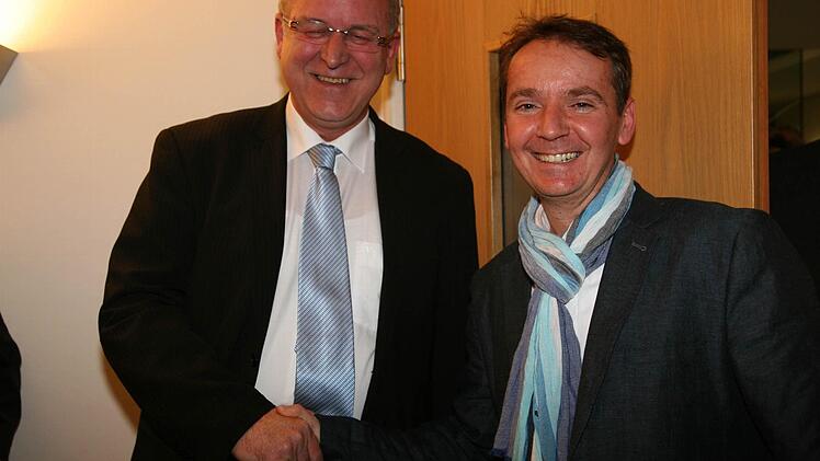 Glückwunsch zwischen Tür und Angel: Klaus Homann (links) von der CSU und Georg Kestler (rechts) von den Freien Wählern müssen in zwei Wochen in die Stichwahl. Foto: Werner Baier