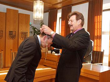 Reimar Glückler (rechts) hängt dem neuen Bürgermeister, Armin Warmuth, die Amtskette um. Fotos: Arkadius Guzy