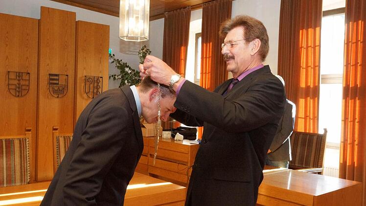 Reimar Glückler (rechts) hängt dem neuen Bürgermeister, Armin Warmuth, die Amtskette um. Fotos: Arkadius Guzy