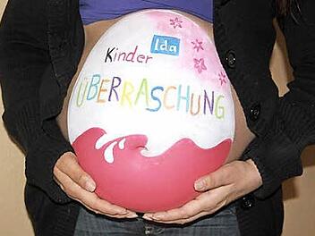 Dieses Motiv nimmt die "Kinder Überraschung" wortwörtlich.