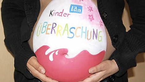 Dieses Motiv nimmt die "Kinder Überraschung" wortwörtlich.