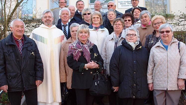 60 Jahre liegt die Erstkommunion dieser Jubilare zurück, die zusammen mit Pfarrer Roland Neher den Dankgottesdienst feierten.