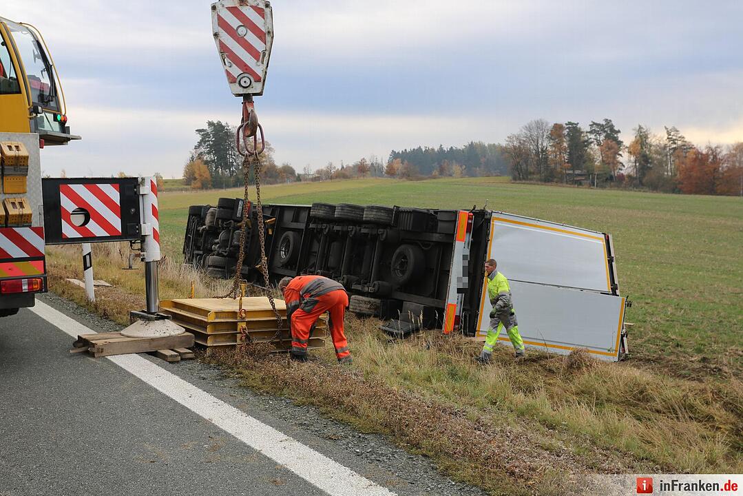 A72: Lkw kippt bei Köditz um
