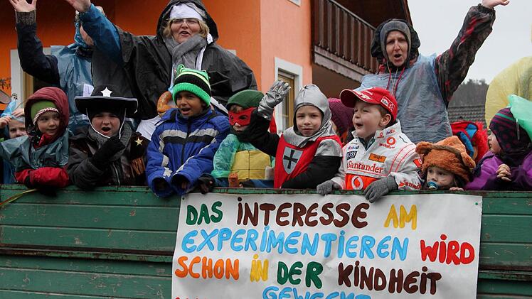 Die Buben und Mädchen als "Technik-Fans" "mal sehen was in uns Neubrunner so alles steckt". Foto: Günther Geiling
