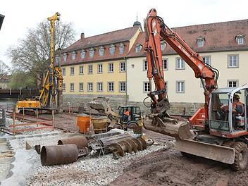Dort, wo die Bohrschablonen sichtbar sind, wird später die Spundwand verlaufen. Foto: Barbara Herbst