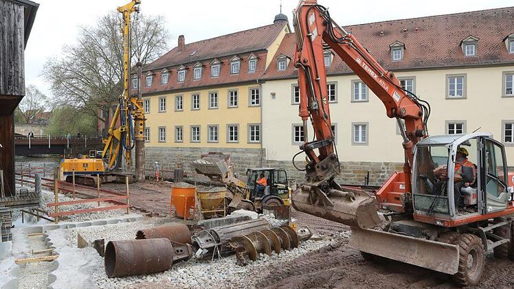 Dort, wo die Bohrschablonen sichtbar sind, wird später die Spundwand verlaufen. Foto: Barbara Herbst