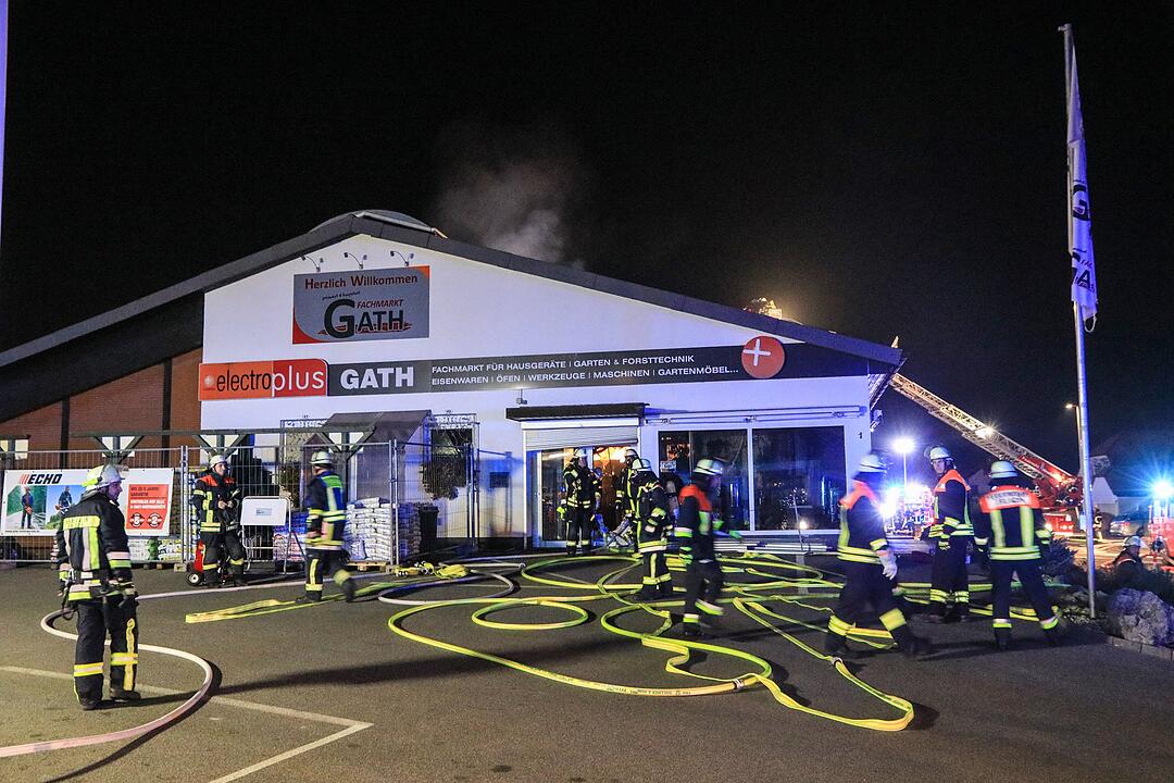 Brand in Elektrofachmarkt fordert Einsatzkräfte