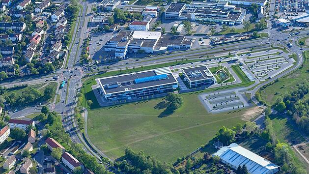 Im Umgriff der bestehenden Brose-Firmengeb&auml;ude sollte der Bauabschnitt zwei entstehen. Nun ist die Entscheidung &uuml;ber den Ausbau des Standorts erst einmal vertagt. Im Herbst soll die Sachlage laut Brose neu bewertet werden.  Foto: Ronald Rinklef