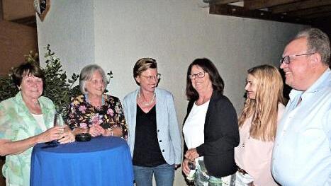 Pausenplausch mit (von links) Hedi Meisel, Ursula Dechant, Anja Dechant-Sundby, Rita Pflaum, Kerstin Dechant und Peter Dechant.