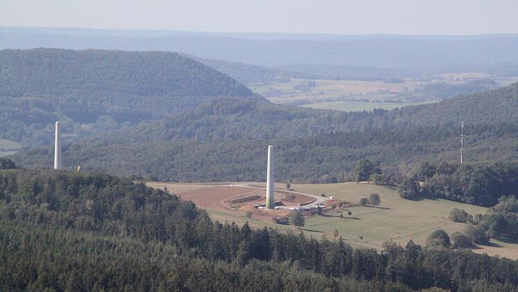 Von der Mottener Haube aus lässt sich der Bau neuer Windräder auf hessischer Seite gut beobachten. Foto: Ulrike Müller