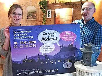 Zum ersten Mal beteiligt sich das Land- und Aktivhotel "Altm&uuml;hlaue" in Ro&szlig;feld. Hotelinhaber Horst Siegl und Linda Zeller von der Coburg Stadt und Land aktiv GmbH freuen sich auf G&auml;ste. Foto: Coburg Stadt und Land aktiv