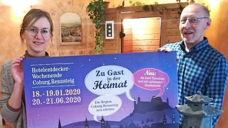 Zum ersten Mal beteiligt sich das Land- und Aktivhotel "Altm&uuml;hlaue" in Ro&szlig;feld. Hotelinhaber Horst Siegl und Linda Zeller von der Coburg Stadt und Land aktiv GmbH freuen sich auf G&auml;ste. Foto: Coburg Stadt und Land aktiv