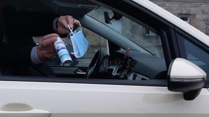 Taxi fahren mit Mundschutz, Desinfektionsmittel und Zukunftssorgen: Die Corona-Krise belastet Fahrgäste und Fahrer.