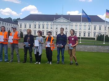 Bayreuther Klima-Aktivist der Letzten Generation verbrennt 1,0-Abitur-Zeugnis in Berlin - "nicht studieren, keine Karriere"