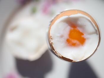 So gelingen Fr&uuml;hst&uuml;ckseier: Tipps gegen das Aufplatzen beim Kochen