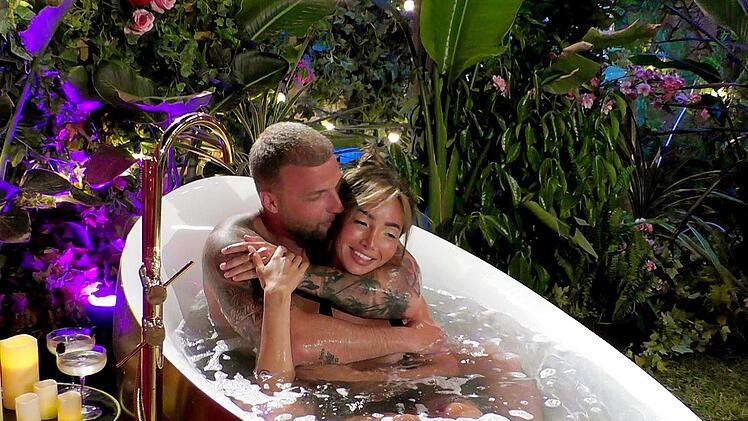 Tatum und Filip betreiben in der Private Suite Familienplanung.
