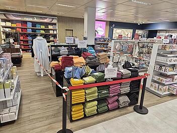 Galeria Bamberg insolvent: Absperrband blockiert Waren