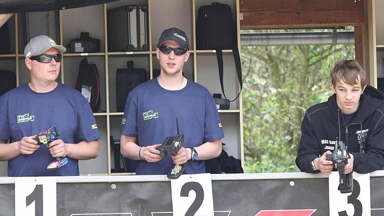 Mit (von links) 2. Vorsitzendem Phillip Müller, Sven Wagner und Jonas Bauer waren drei Lokalmatadoren des MSC Sand am Start beim "Grand Prix" auf der Hausstrecke am "Hermannsberg".