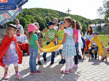 Der neu renovierte und erweiterte Kindergarten in Stralsbach wurde feierlich eingeweiht. Selbstverständlich unter Beteiligung der Hauptpersonen, den Kindern, die ein Stück aufführten.  Foto: Björn Hein