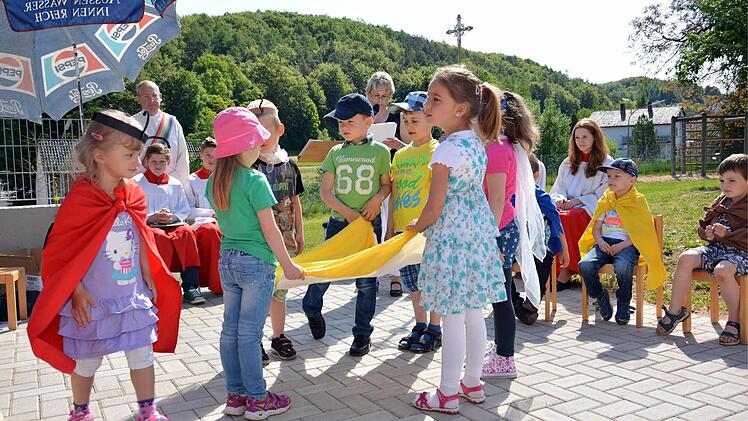 Der neu renovierte und erweiterte Kindergarten in Stralsbach wurde feierlich eingeweiht. Selbstverständlich unter Beteiligung der Hauptpersonen, den Kindern, die ein Stück aufführten.  Foto: Björn Hein