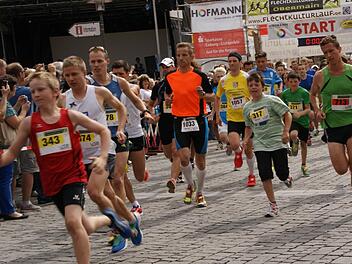 Die mehr als 600 Teilnehmer zählende Menge aus Laufbegeisterten setzte sich nach dem Startschuss in Bewegung, darunter auch der spätere Halbmarathon-Gewinner Uwe Bäuerlein im gelben Trikot des Landkreises Lichtenfels (Nr. 1057). Fotos: Mario Deller