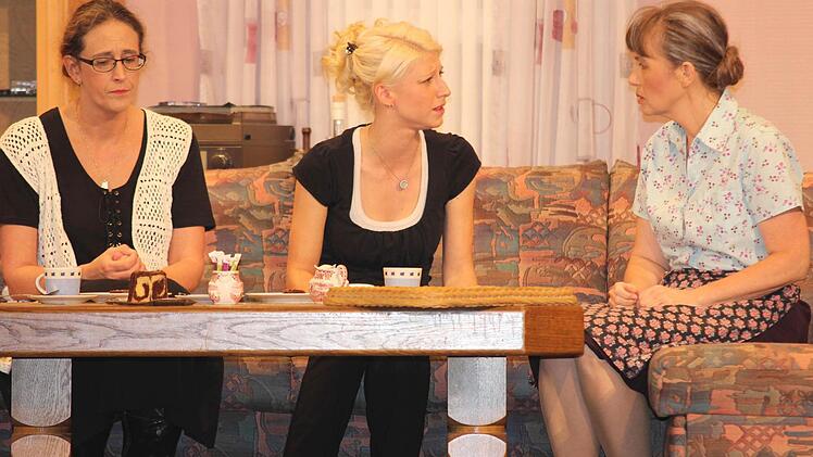 Diskussion zwischen Frauen: Berta Bröselmeier (Ronda Flemming, rechts) im Gespräch mit (von links) Erika Semmler (Andrea Schmitt) und ihrer Tochter Sabine (Lisa Baumgartl).