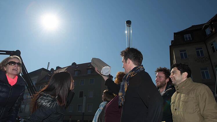 Auf der Kettenbrücke beobachteten die Bamberger auch den Feuerball. Foto: Ronald Rinklef