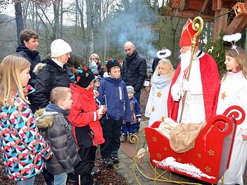 Nikolaus (Christian Draga) verteilte mit seinen Engelchen Selina und Hanna im Wildpark Klaushof Geschenke. Foto: Peter Rauch