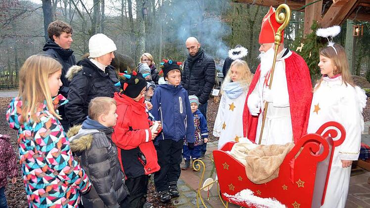 Nikolaus (Christian Draga) verteilte mit seinen Engelchen Selina und Hanna im Wildpark Klaushof Geschenke. Foto: Peter Rauch