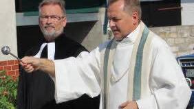Die Pfarrer Wilfried Geyer und Matthias Rusin (rechts) segneten den neue Straßenabschnitt.