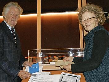Authentische Zeitgeschichte offenbaren die Losungsbüchlein von Pfarrer Hermann Preiser. Sein Sohn Gotthart Preiser (links) und Pfarrerin Doris Otminghaus (rechts) schufen daraus die Ausstellung "Begleitet in schwerer Zeit - das tägliche Bibelwort". Foto: Sabine Weinbeer